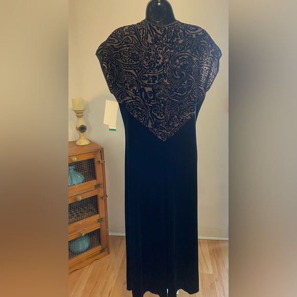 👗Jeffery & Dara Evenings by Tom Barra Beaded Velvet Maxi . Color: Blk. Size:10P - Picture 5 of 12